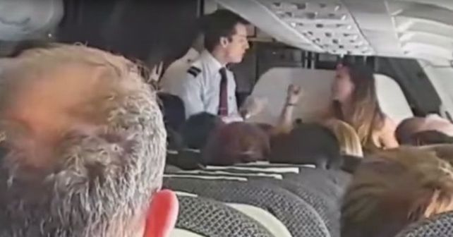 Una modelo chilena sufrió una crisis nerviosa e intentó abrir la puerta del avión en mitad de un vuelo