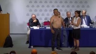 El hombre imán: repudio por un acto antivacunas en el Congreso