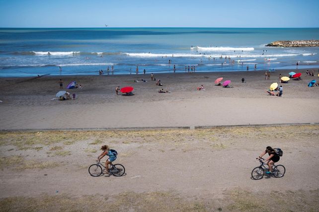 Desarman cientos de carpas en Mar del Plata para ampliar las playas