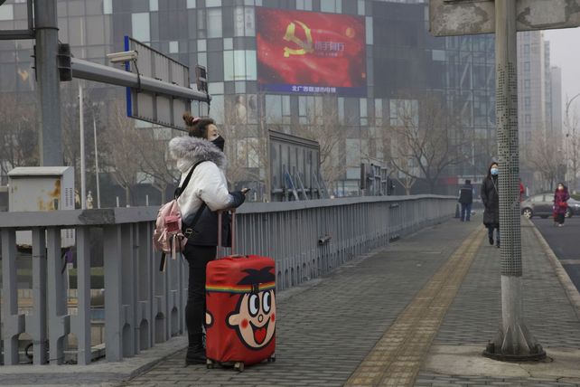 Bandera. Una viajera ayer en pleno centro de Beijing