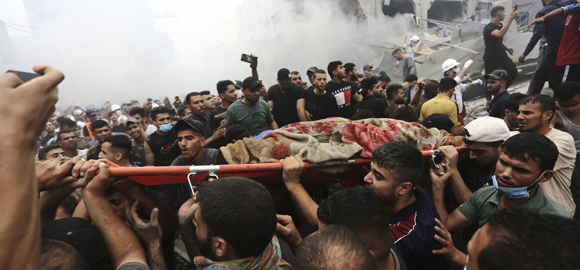 Palestinos retiran un cadáver de los escombros de un edificio después de un ataque aéreo israelí al campo de refugiados de Jebaliya, Franja de Gaza, el lunes 9 de octubre de 2023. (Foto AP/Ramez Mahmoud) Palestinos retiran un cadáver de los escombros de un edificio después de un ataque aéreo israelí al campo de refugiados de Jebaliya, Franja de Gaza, el lunes 9 de octubre de 2023. (Foto AP/Ramez Mahmoud)