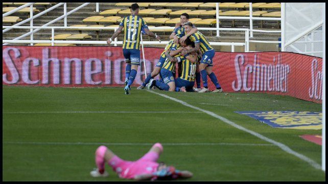 El Canalla festeja y el arquero Hoyos lo sufre. Fue 1 a 0 para Central.