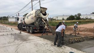 El parque industrial recibió aportes para su pavimentación.