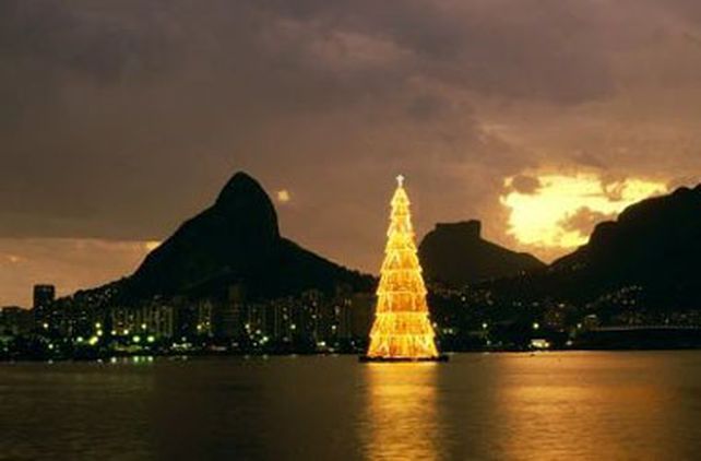 Ciudad de M&eacute;xico inaugura el &aacute;rbol navide&ntilde;o m&aacute;s grande del mundo