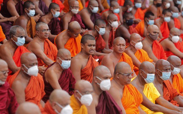 Monjes budistas de Sri Lanka realizan una sentada en protesta contra el informe de la comisión presidencial sobre los ataques con bombas del Domingo de Pascua de 2019 en Colombo, Sri Lanka.