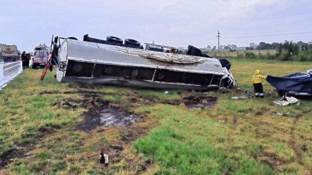 Fatalidad en la Ruta 34. El camión cisterna y el automóvil terminaron en la banquina. (Foto: Eldepartamental.com)