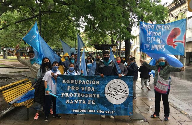 Masiva manifestación celeste en Santa Fe en contra del proyecto de legalización del aborto