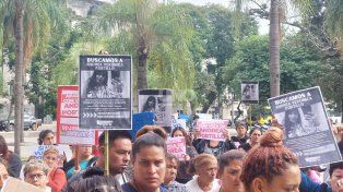 Familiares y vecinos de Andrea Portillo frente a los Tribunales santafesinos.