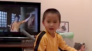 Un niño de 5 años se convirtió en la nueva estrella de Youtube con su fabulosa imitación de Bruce Lee