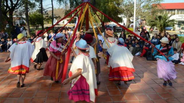 Ritmo. La plaza del pueblo se vistió de color el pasado miércoles cuando los chicos dieron su show.&nbsp;