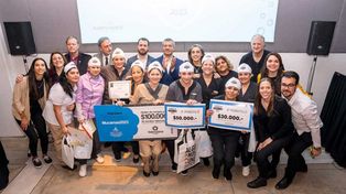 La ganadoras junto a los organizadores del evento y los representantes de la Asociación Empresaria Hotelero Gastronómica.
