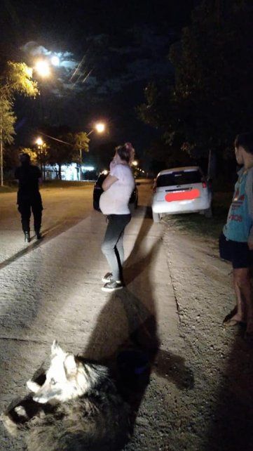 La mujer fue detenida luego de que arrastrara a la perra por varias cuadras.