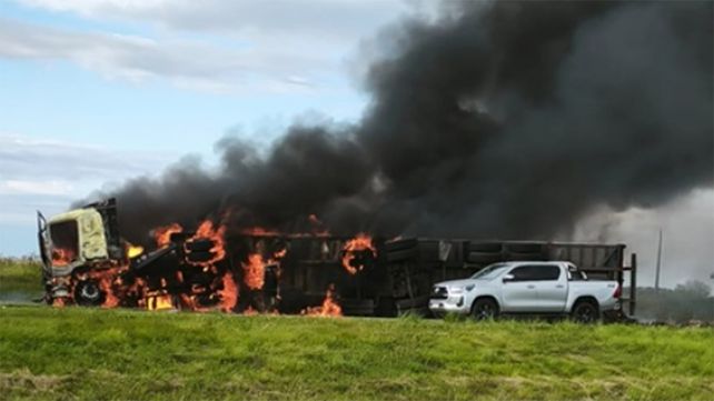 Un camión volcó y se incendió en la autopista a Córdoba, a la altura de Cañada de Gómez
