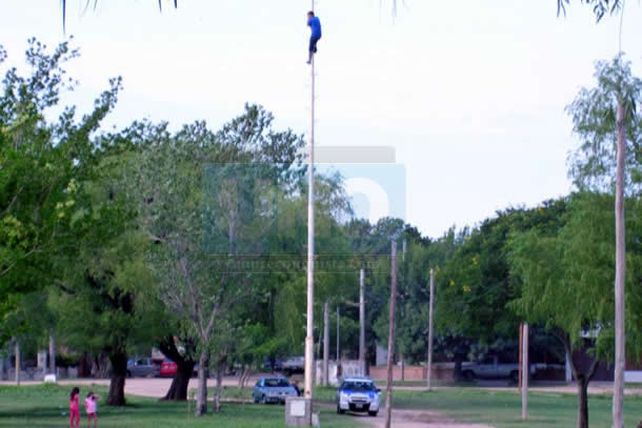 Reconquista: un borracho subió a una torre de iluminación y lo bajaron los bomberos