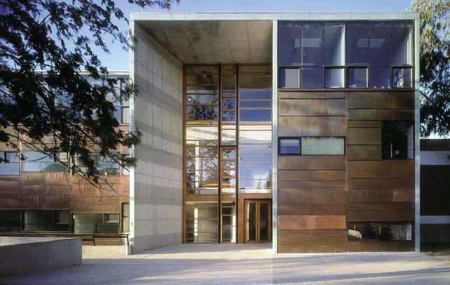 Aravena produce obras poderosas de arquitectura que responden a desafíos clave del siglo XXI. (AP)