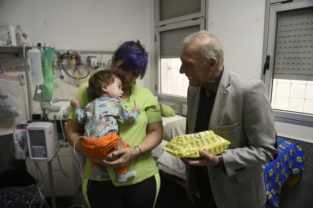 Miguel Russo disfrutó de cada momento compartido con los niños del hospital.