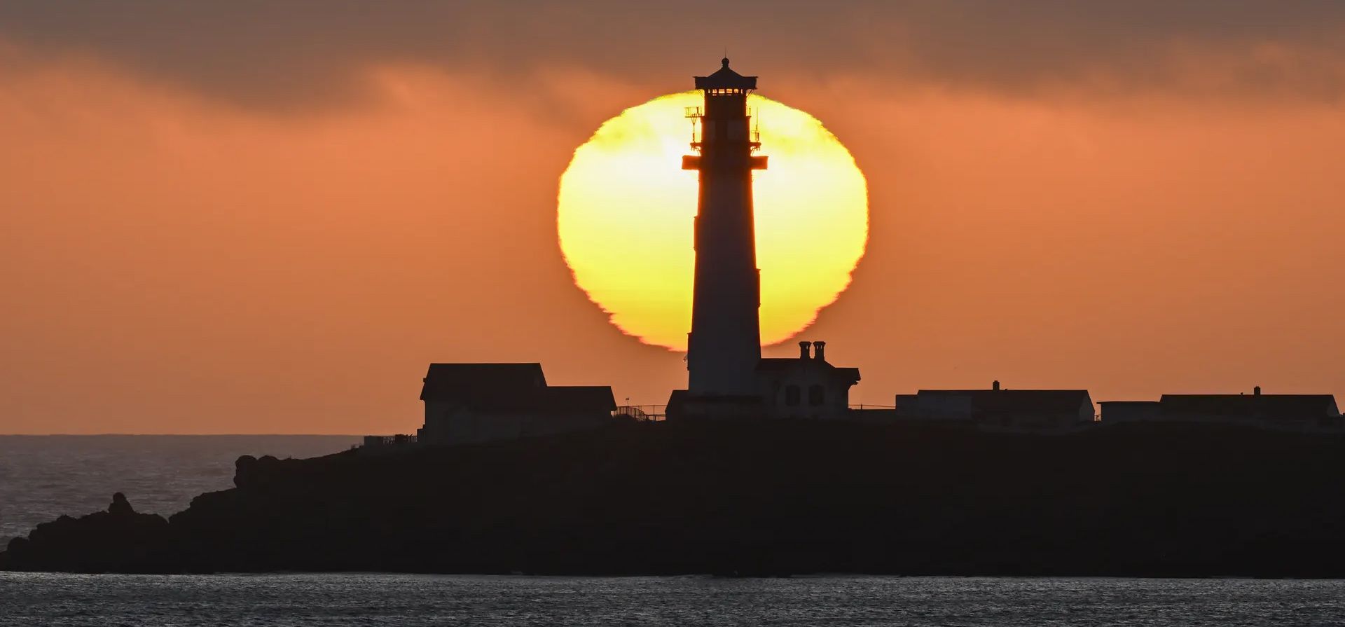 El sol se pone detrás del faro de Pigeon Point en California, Pescadero, Estados Unidos. Fotografía: Anadolu/Getty Images El sol se pone detrás del faro de Pigeon Point en California, Pescadero, Estados Unidos. Fotografía: Anadolu/Getty Images