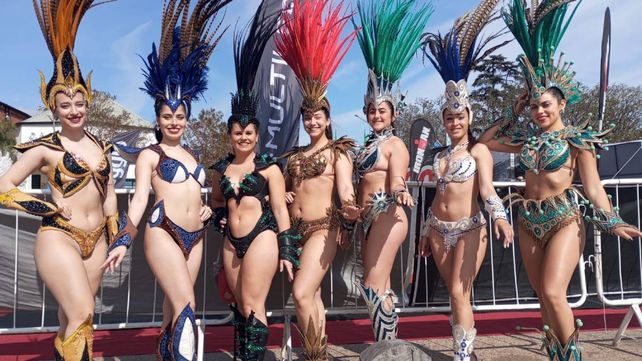 El Carnaval del País le puso color al Ironman