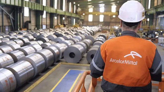 Hay más de 200 trabajadores suspendidos en Acindar. La caída de la construcción y el avance de importaciones agravan la crisis del acero argentino