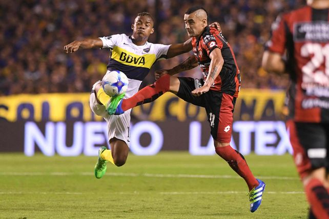 Fernando Telechea intenta obstruir el avance Xeneize encabezado por Wilmar Barrios. &nbsp;