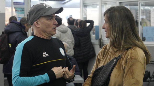 Valeria, la mamá de Matías Bottoni, y Gustavo D'Andrea, entrenador en Echesortu, volvieron a un torneo de natación luego de tres meses