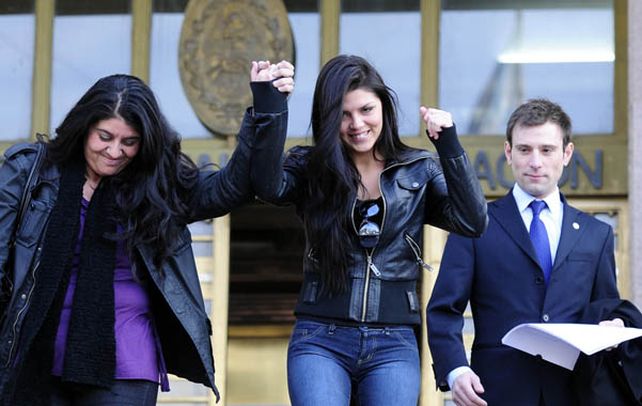 Festejo en el tribunal. La bella modelo recibió una pena atenuada.