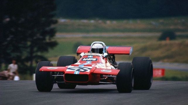 El auto número 26 del equipo de Frank Williams recorre el viejo trazado de Osterreichring