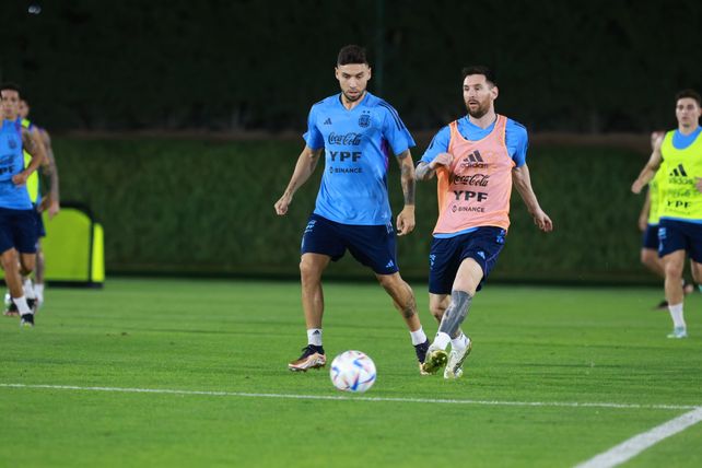 Messi maneja la pelota durante el entrenamiento del equipo argentino.