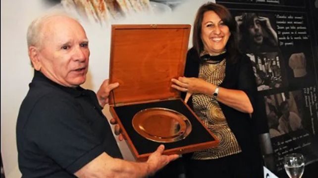 En 2014, la por entonces intendenta Mónica Fein le entrega a Rubén Ramírez una plaqueta. Fue por una idea del ex concejal Carlos Comi quien propuso declarar al carlito patrimonio cultural de la ciudad.
