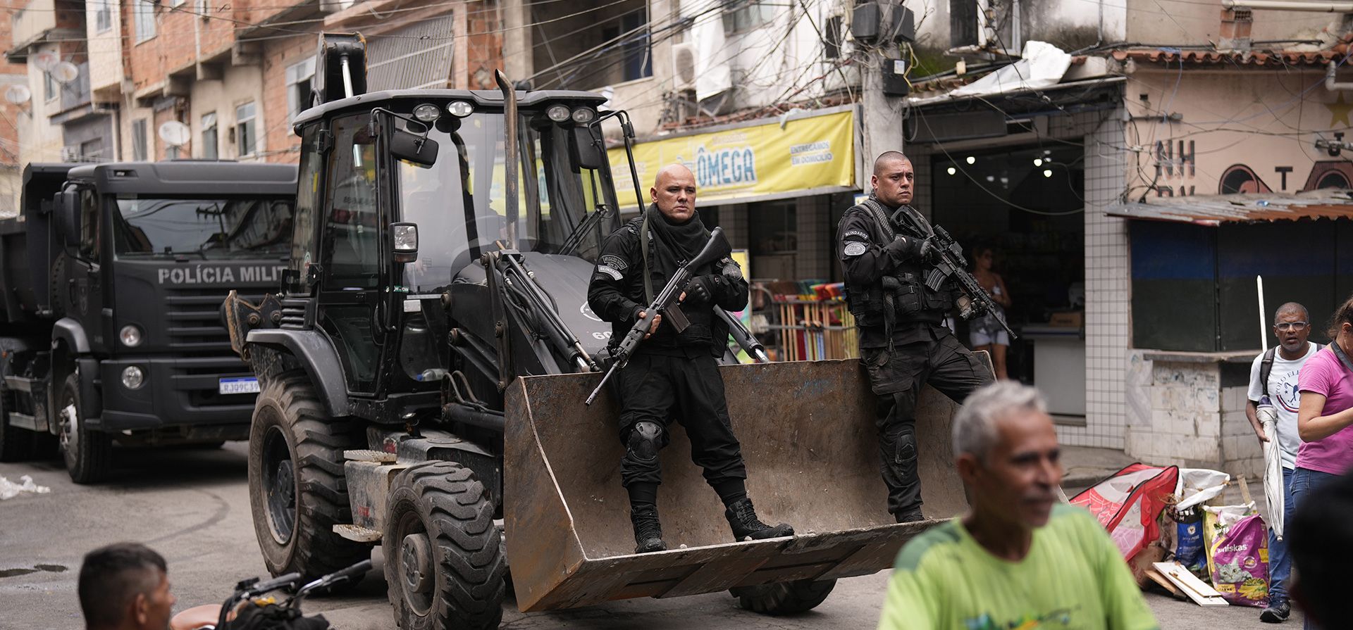 La policía pasa junto a los residentes en una excavadora que utilizan para despejar las barricadas de las calles durante una operación de seguridad contra el crimen organizado en la favela Mare Complex de Río de Janeiro, Brasil, el lunes 9 de octubre de 2023. (Foto AP/Silvia Izquierdo) La policía pasa junto a los residentes en una excavadora que utilizan para despejar las barricadas de las calles durante una operación de seguridad contra el crimen organizado en la favela Mare Complex de Río de Janeiro, Brasil, el lunes 9 de octubre de 2023. (Foto AP/Silvia Izquierdo)
