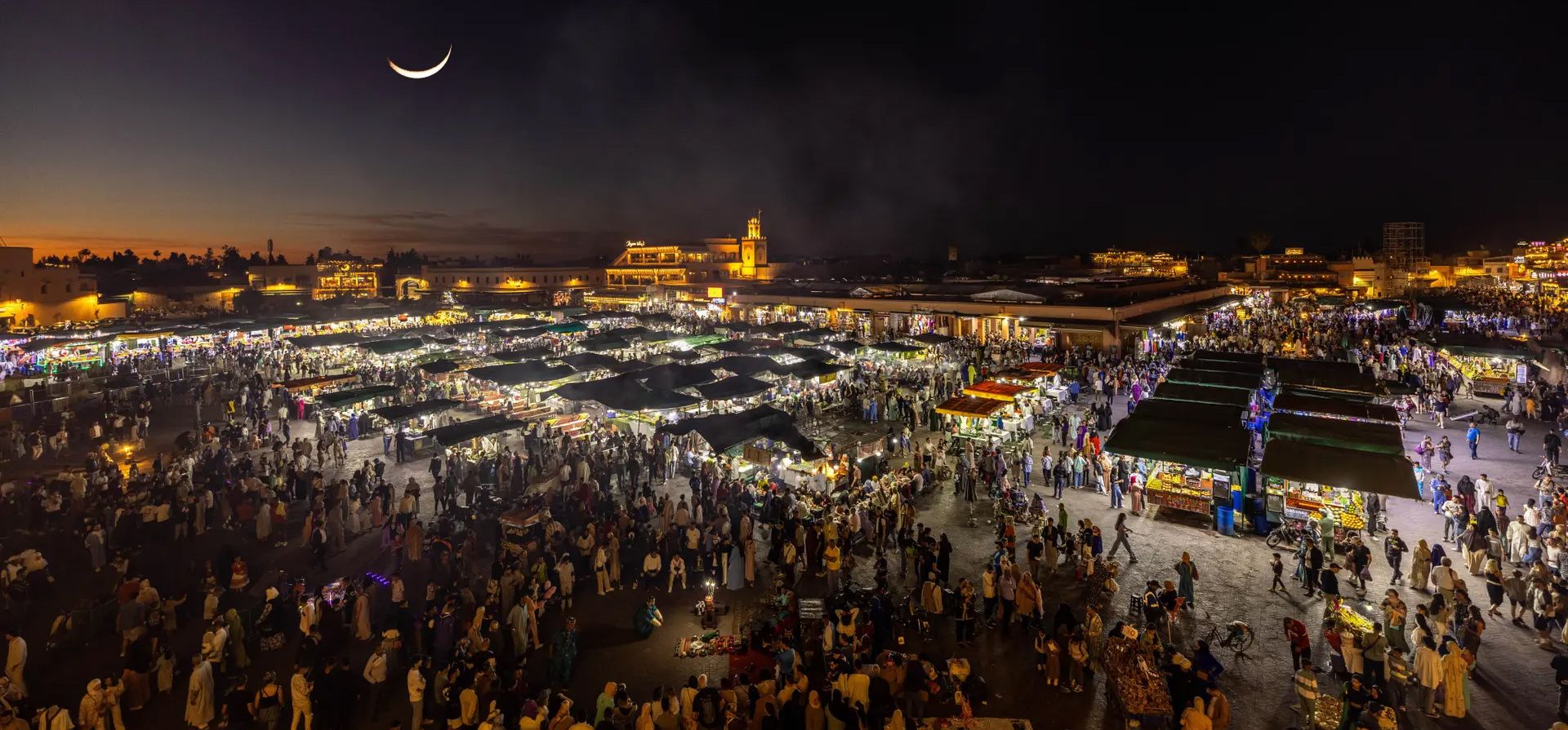 Una luna creciente sobre Jemaa el-Fnaa, la plaza principal de la ciudad de Marrakech, Marruecos. Fotografía: Anadolu/Getty Images Una luna creciente sobre Jemaa el-Fnaa, la plaza principal de la ciudad de Marrakech, Marruecos. Fotografía: Anadolu/Getty Images