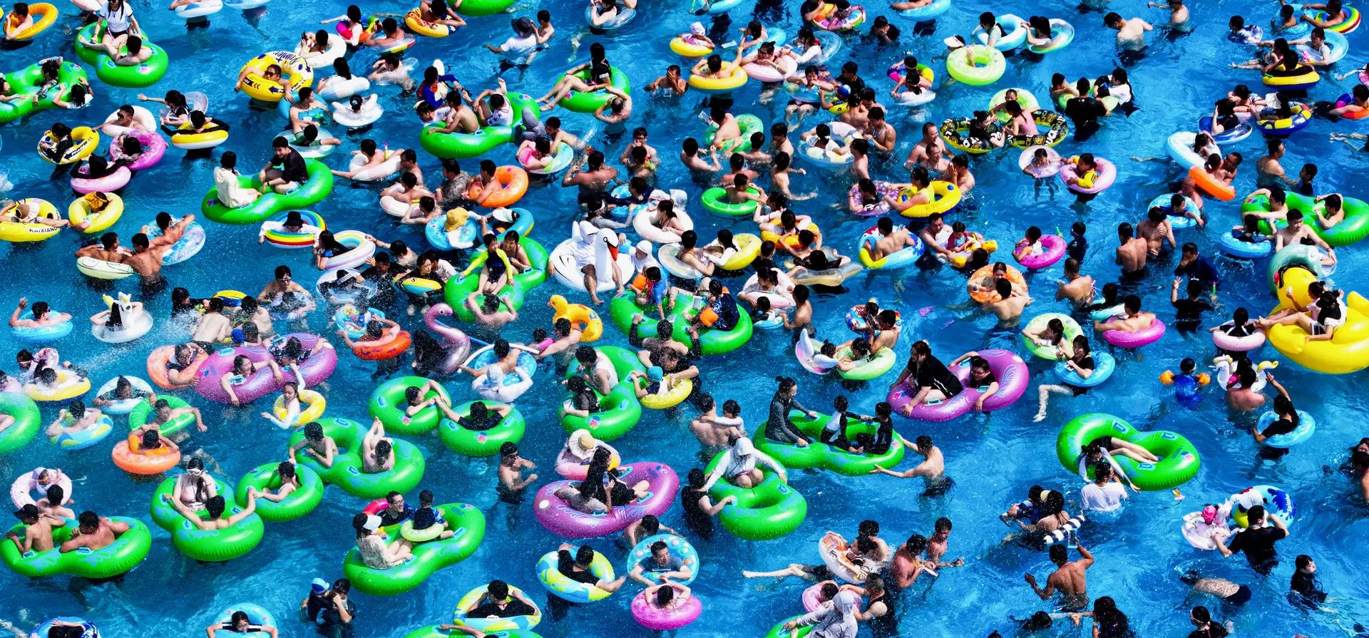 La gente se refresca en un parque acuático en la provincia oriental china de Jiangsu,Nanjing, China. Fotografía: AFP/Getty Images La gente se refresca en un parque acuático en la provincia oriental china de Jiangsu,Nanjing, China. Fotografía: AFP/Getty Images