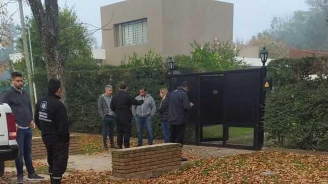 Personal de Control Urbano se acercó a dialogar con la familia e interiorizarse de los pormenores del atraco.