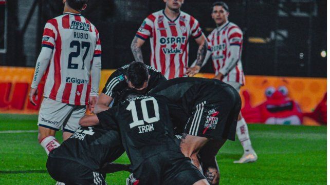 Unión no puede cerrar el arco: llegó a 20 partidos consecutivos recibiendo goles