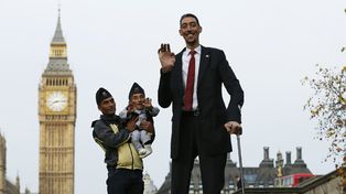 El hombre más alto y el más bajo del mundo se reunieron en Londres a tomar el té