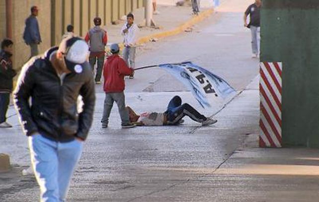 El muchacho yace tras ser arrojado desde una altura de 6 metros. Luego recibió 20 puntos de sutura.