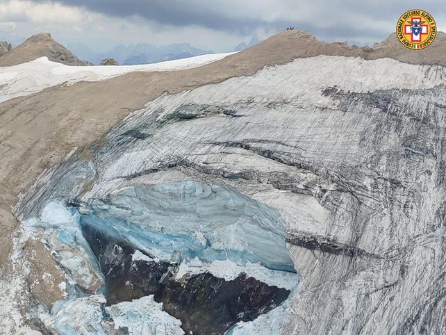 La cima de la montaña Marmolada muestra el tremendo agujero en el hielo que produjo el desprendimiento de parte del glaciar.&nbsp;