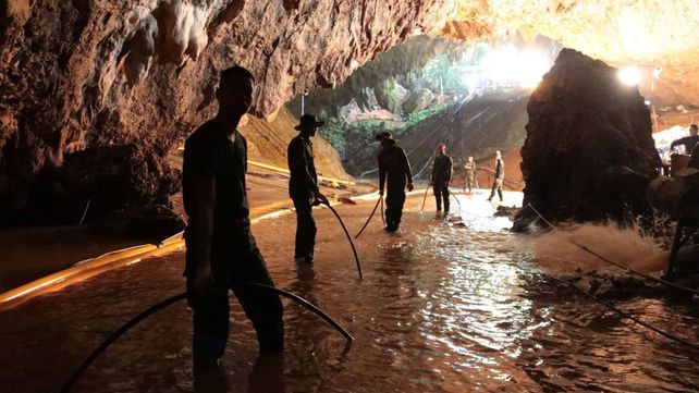 Rescataron a cuatro niños de la cueva de Tailandia, faltan ocho y el entrenador