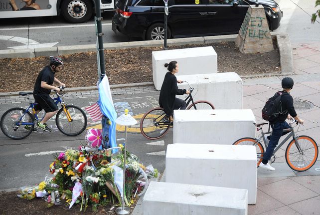 Los homenajes se multiplican en la bicisenda donde se produjo en atentado.