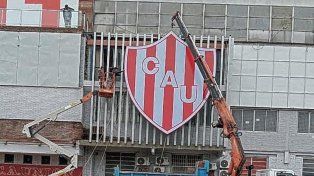 Renovado: volvieron a colocar el escudo en la fachada de Unión