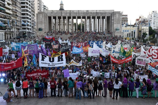 Multitudinaria marcha en Rosario contra la violencia hacia las mujeres