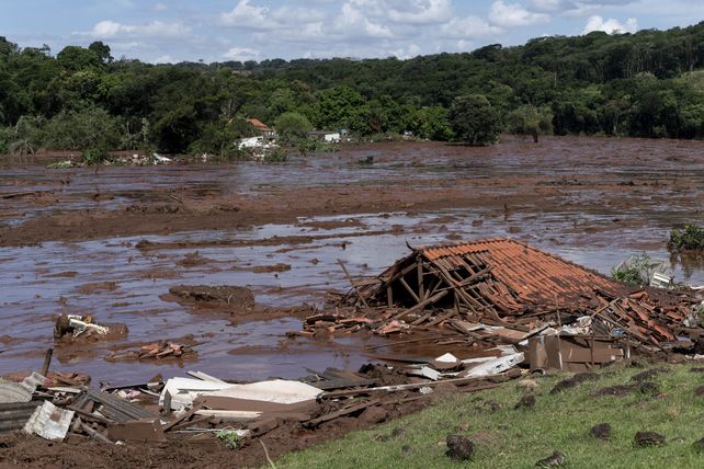 Calamidad. La avalancha de barro y agua destruyó todo a su paso. Se teme que haya muchos fallecidos.&nbsp;
