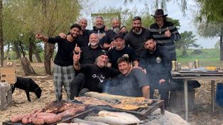 Los muchachos de La Renga, con Chizzo Nápoli a la cabeza, disfrutaron de una tarde de río en el Banquito San Andrés.&nbsp;