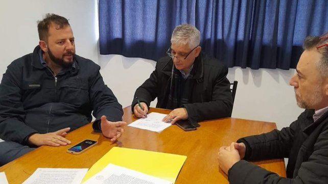 Firma de convenio entre el municipio y &nbsp;la firma CCU para la realización de obras
