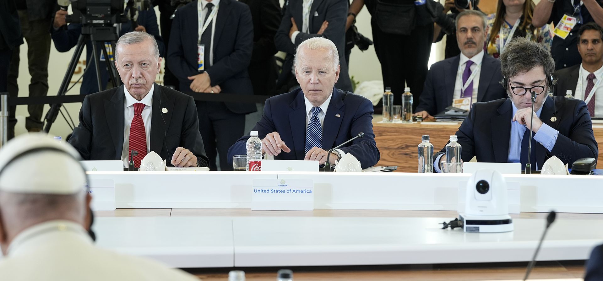 De izquierda a derecha, el presidente turco, Recep Tayyip Erdogan, el presidente estadounidense, Joe Biden, y el presidente argentino, Javier Milei, sentados frente al Papa Francisco durante una sesión de trabajo sobre IA, energía, África y Medio Oriente, en el G7, el viernes 14 de junio de 2024, en Borgo. Egnazia, cerca de Bari, en el sur de Italia. (Foto AP/Alex Brandon) De izquierda a derecha, el presidente turco, Recep Tayyip Erdogan, el presidente estadounidense, Joe Biden, y el presidente argentino, Javier Milei, sentados frente al Papa Francisco durante una sesión de trabajo sobre IA, energía, África y Medio Oriente, en el G7, el viernes 14 de junio de 2024, en Borgo. Egnazia, cerca de Bari, en el sur de Italia. (Foto AP/Alex Brandon)