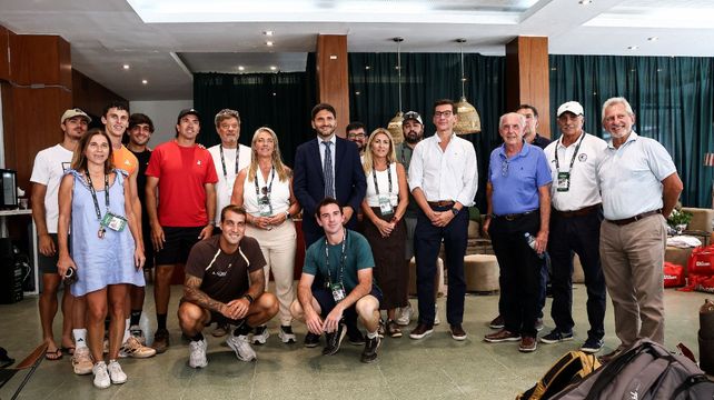 El gobernador Maximiliano Pullaro en sala de jugadores con el resto de la comitiva.&nbsp;