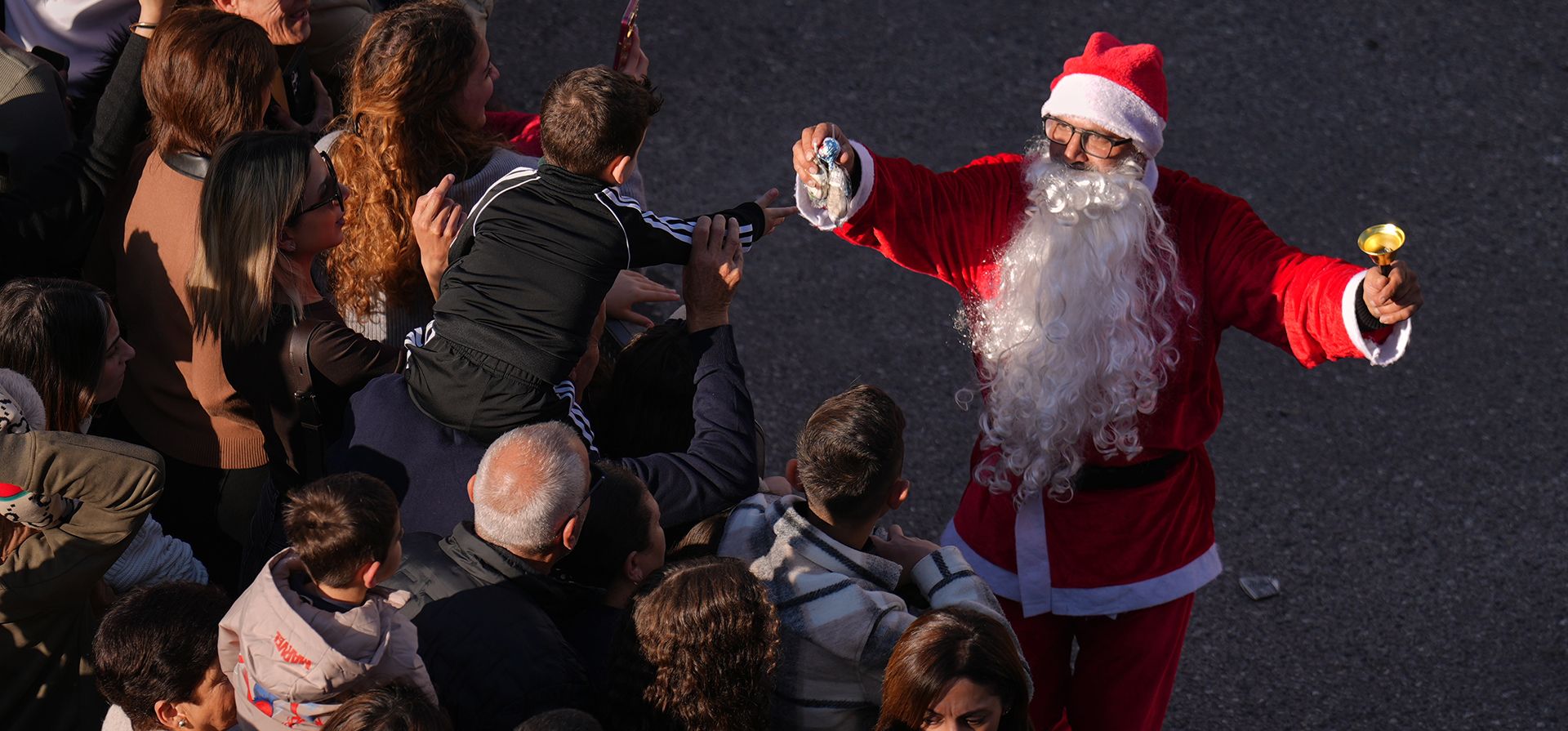 Un hombre disfrazado de Papá Noel participa en el 40.º desfile navideño anual rumbo a la Basílica de la Anunciación en Nazaret, Israel, el miércoles 24 de diciembre de 2025. (Foto AP/Ariel Schalit)