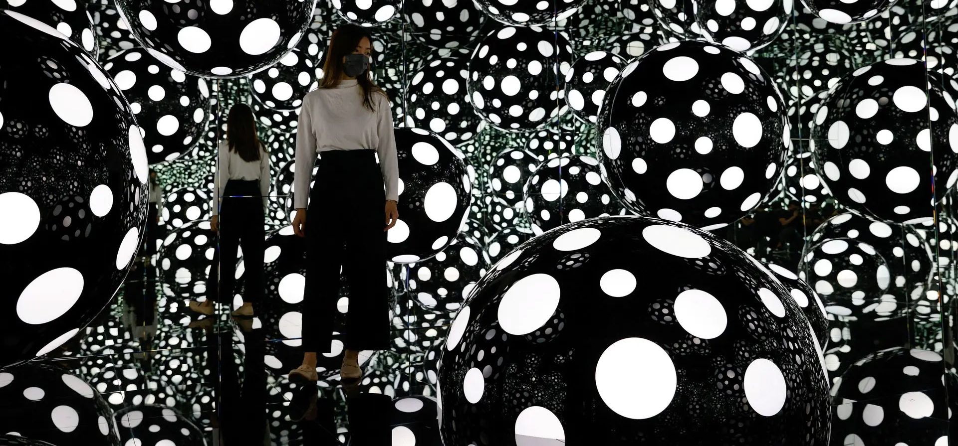 Hong Kong, China. Una visitante mira una obra interactiva del artista Yayoi Kusama durante una vista previa para los medios de la exposición Yayoi Kusama: 1945 to Now Fotografía: Tyrone Siu/Reuters