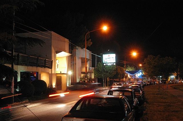 Las brutales imágenes de una pelea en la puerta de un boliche que terminó con un desmayado