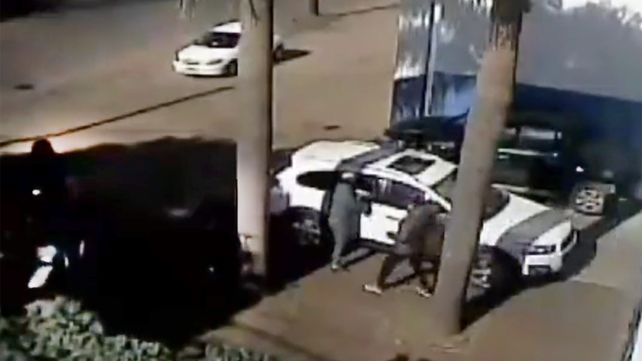 Los dos delincuentes que se bajaron de dos motos rompieron los vidrios de la camioneta del empleado para robarle la mochila con el dinero.&nbsp;